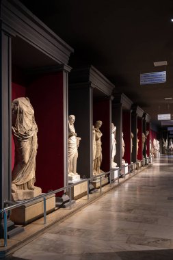 Antalya, Türkiye - 25 Haziran 2025: Antalya Arkeoloji Müzesi 'nin salonlarında çeşitli tarihi heykeller