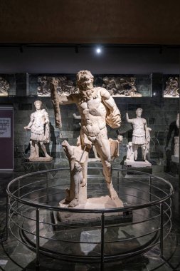 Antalya, Türkiye - 25 Haziran 2025: Marsyas heykeli Antalya Arkeoloji Müzesi 'nde sergilendi