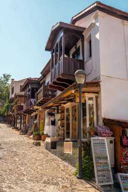 Kas, Antalya, Türkiye - 9 Temmuz 2025: Kas Town, Antalya, Türkiye 'de popüler bir turizm beldesi. Meşhur caddesi eski Kas kasabasındaki butik dükkanlarıyla dolu.