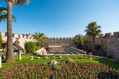 Marmaris, Türkiye - 9 Temmuz 2025: Marmaris Şato Müzesi Genel Bakış