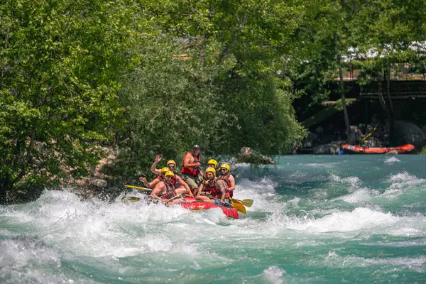 Antalya, Türkiye - 6 Mayıs 2025: Antalya Koprulu Kanyonu 'ndaki büyük bir rafting teknesinde rafting