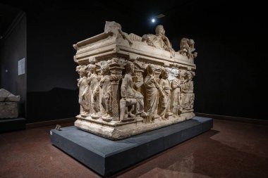 Antalya, Türkiye - 25 Haziran 2025: Antalya Arkeoloji Müzesi 'nin salonlarında çeşitli tarihi heykeller