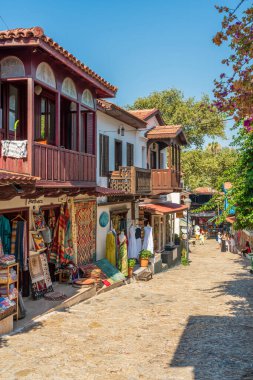 Antalya, Türkiye - 9 Temmuz 2025: Kas Town, Türkiye 'nin Antalya kentinde popüler bir turizm beldesi. Meşhur caddesi eski Kas kasabasındaki butik dükkanlarıyla dolu.