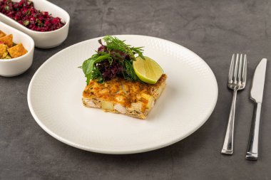 Taze yeşillik ve limonla kaplı patates ve tavuklu İspanyol tortillası.