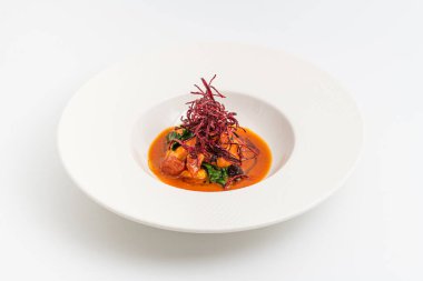 Domates soslu karides üstü çıtır pancar süslemesi ve yapraklı yeşillikler.