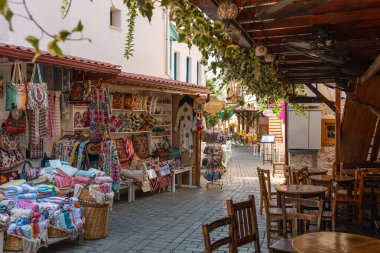 Antalya, Türkiye - 9 Temmuz 2025: Kas Town, Türkiye 'nin Antalya kentinde popüler bir turizm beldesi. Meşhur caddesi eski Kas kasabasındaki butik dükkanlarıyla dolu.
