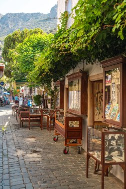 Antalya, Türkiye - 9 Temmuz 2025: Kas Town, Türkiye 'nin Antalya kentinde popüler bir turizm beldesi. Meşhur caddesi eski Kas kasabasındaki butik dükkanlarıyla dolu.