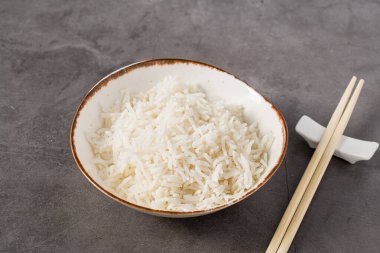 Basit bir kase buğulanmış beyaz pirinç, Asya yemekleri için ideal meze.