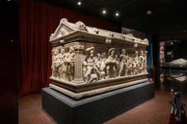 Antalya, Türkiye - 25 Haziran 2025: Antalya Arkeoloji Müzesi 'nin salonlarında çeşitli tarihi heykeller