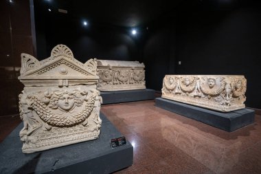 Antalya, Türkiye - 25 Haziran 2025: Antalya Arkeoloji Müzesi 'nin salonlarında çeşitli tarihi heykeller