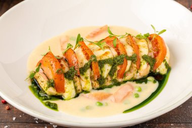 Doldurulmuş tavuk göğsü domates, mozzarella, krema ve bitki sosu.