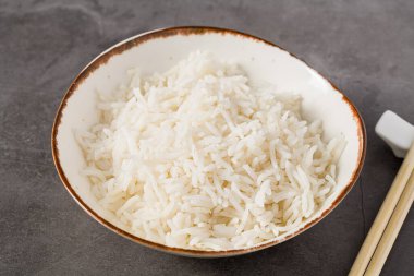 Basit bir kase buğulanmış beyaz pirinç, Asya yemekleri için ideal meze.