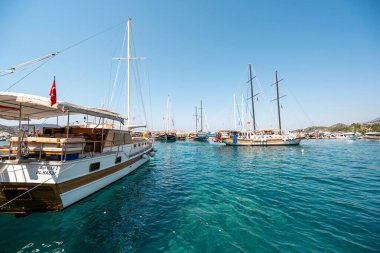 Kas, Antalya, Türkiye - 9 Temmuz 2025: Türkiye 'nin Antalya kentindeki canlı Kas limanına renkli tur botları yanaştı