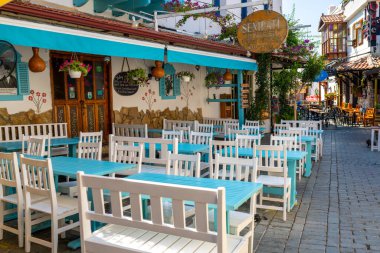 Antalya, Türkiye - 9 Temmuz 2025: Kas Town, Türkiye 'nin Antalya kentinde popüler bir turizm beldesi. Meşhur caddesi eski Kas kasabasındaki butik dükkanlarıyla dolu.