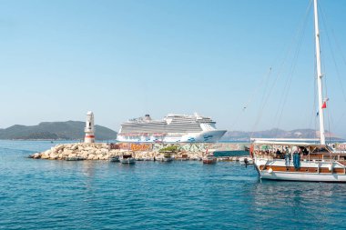 Deniz feneri ve dağları olan Kas limanında gemi ve yelkenli gezisi.