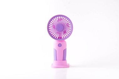 Taşınabilir mini el vantilatörü beyaz arkaplanda izole edildi