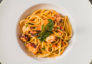 Karidesli makarna ve domates ve sarımsak soslu deniz ürünleri.