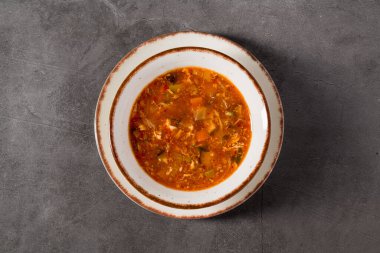 Beyaz kasede sebzeli sıcak ve ekşi Asya çorbası.