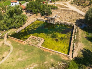 Beysehir Konya 'daki kutsal su kaynağıyla antik Eflatunpinar Hitit Anıtı