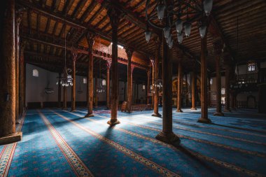 Konya Beysehir 'deki Esrefoğlu Camii' nin içi ahşap sütunları ve halılarıyla dolu.