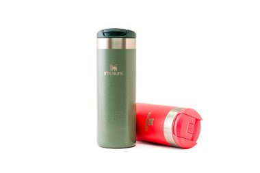 Antalya, Türkiye - 17 Ağustos 2025: Dayanıklı yeşil ve mercan renkli Stanley Aerolight Transit Kupa Sıcak ve soğuk içecekler