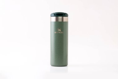 Antalya, Türkiye - 17 Ağustos 2025: Dayanıklı yeşil Stanley Sıcak ve soğuk içecekler için Aerolight Transit Kupa