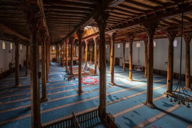 Konya Beysehir 'deki Esrefoğlu Camii' nin içi ahşap sütunları ve halılarıyla dolu.