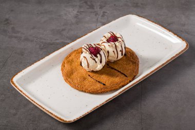 Üzerinde vanilyalı dondurma ve çikolata olan yakut kurabiyesi tatlısı.