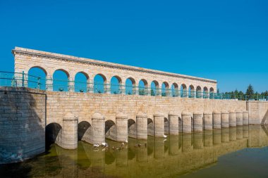 Beysehir 'deki tarihi taş köprü, Konya, durgun suya yansıyor. Türkçe adı Taskopru veya Tas Kopru