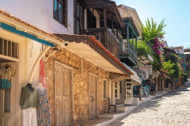 Kas, Antalya, Türkiye - 9 Temmuz 2025: Kas Town, Antalya, Türkiye 'de popüler bir turizm beldesi. Meşhur caddesi eski Kas kasabasındaki butik dükkanlarıyla dolu.