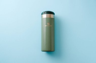 Antalya, Türkiye - 17 Ağustos 2025: Dayanıklı yeşil Stanley Sıcak ve soğuk içecekler için Aerolight Transit Kupa