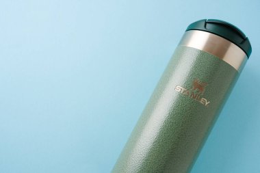 Antalya, Türkiye - 17 Ağustos 2025: Dayanıklı yeşil Stanley Sıcak ve soğuk içecekler için Aerolight Transit Kupa