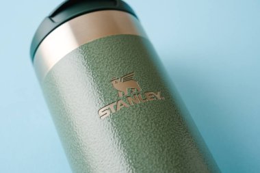 Antalya, Türkiye - 17 Ağustos 2025: Dayanıklı yeşil Stanley Sıcak ve soğuk içecekler için Aerolight Transit Kupa
