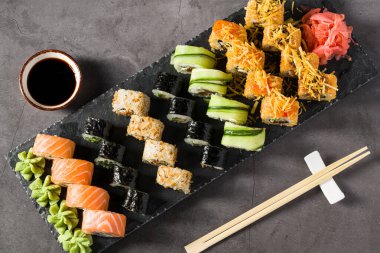 Wasabi, soya sosu ve zencefil ile servis edilen çeşitli suşi ruloları.