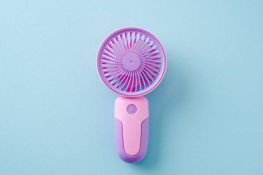 Taşınabilir mini el vantilatörü beyaz arkaplanda izole edildi