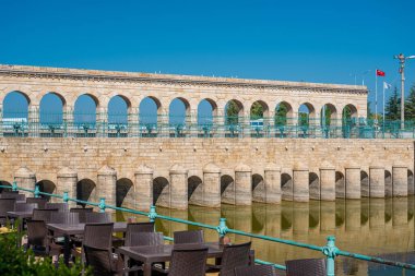 Beysehir 'deki tarihi taş köprü, Konya, durgun suya yansıyor. Türkçe adı Taskopru veya Tas Kopru