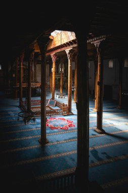 Konya Beysehir 'deki Esrefoğlu Camii' nin içi ahşap sütunları ve halılarıyla dolu.