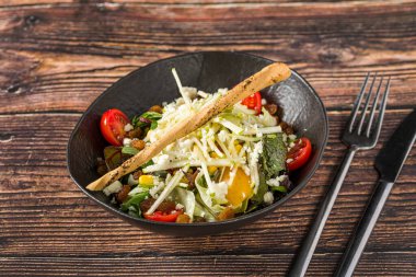 Parmesan peyniri ve ekmek çubuğuyla taze yeşil salata.