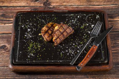 Biftek lokantasında taşın üstünde ızgara çedar peynirli köfte.