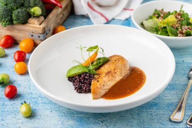 Izgara tavuk fileto, siyah pirinç ve soslu sebze.