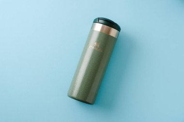 Antalya, Türkiye - 17 Ağustos 2025: Dayanıklı yeşil Stanley Sıcak ve soğuk içecekler için Aerolight Transit Kupa