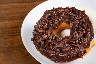 Çikolata kaplı tatlı çörekler. Şekerleme tatlılarının yakın plan fotoğrafı.