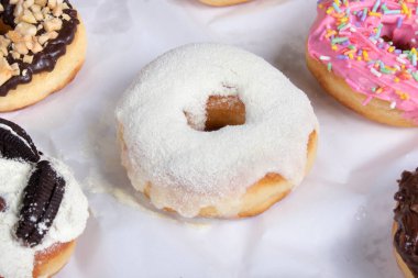 Krema soslu tatlı çörekler ve tabakta servis edilen süt tozu. Soldaki metinler için boş alanı olan yakın plan fotoğraf.