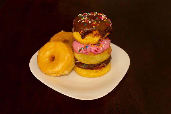 Donuts Varios Sabores Fresa Chocolate Crema Cubierta Con Dulces Colores — Foto de Stock
