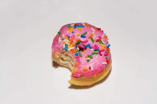 Donut Con Glaseado Fresa Salpicaduras Colores Con Marca Mordedura Donut — Foto de Stock