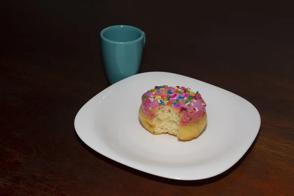 Donut Mit Erdbeerguss Und Bunte Süßwaren Mit Biss Serviert Auf — Stockfoto