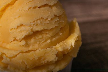 Donmuş tatlıların yakın plan çekilmiş lezzetli sarı dondurması. Gıda görüntünün sağına hizalandı.