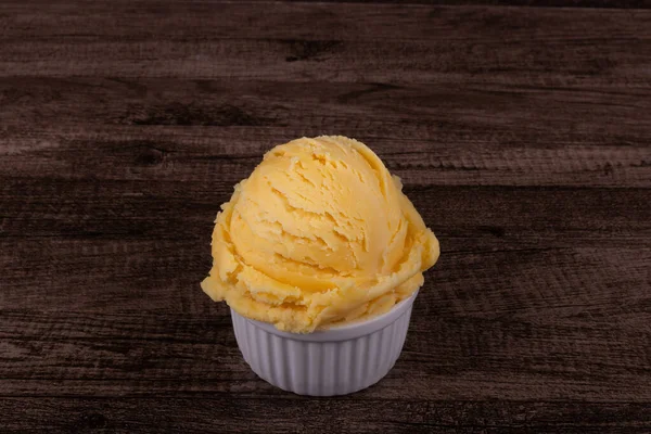 白い鍋に黄色いアイスクリームが添えられている おいしい伝統的な黄色のジェラートは世界中で楽しみました 写真を中心に45度の傾きの食品 — ストック写真