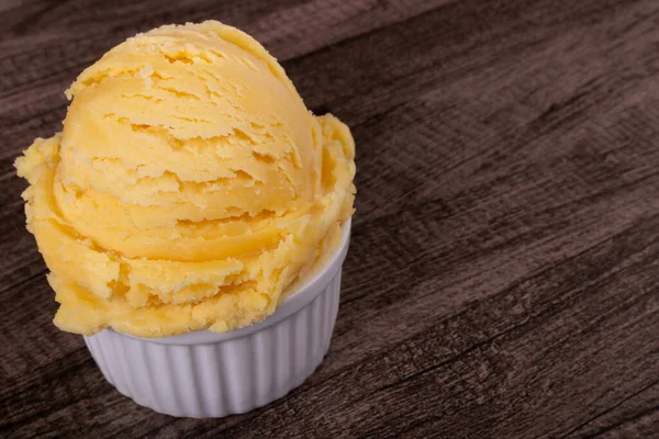 Желтое Мороженое Подается Белом Горшке Вкусное Традиционное Желтое Мороженое Всему — стоковое фото