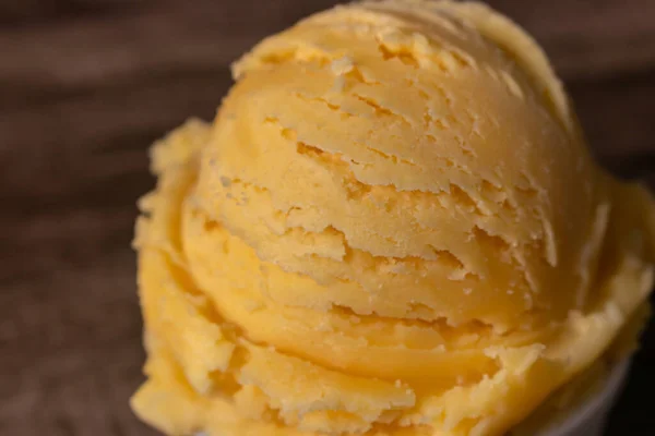 Chutné Žluté Kopečky Zmrzliny Detailní Fotografie Rozmazaným Pozadím — Stock fotografie